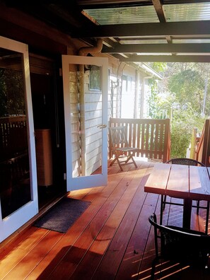 King Courtyard | Individually decorated, individually furnished, iron/ironing board - Adamsons Riverside Accommodation (Margaret River)