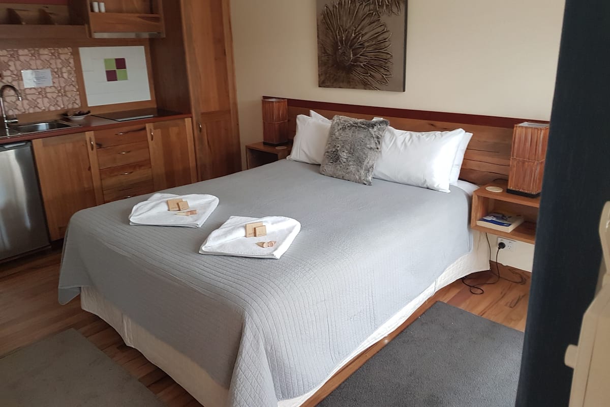 Standard-Apartment, 1 Queen-Bett | Individuell dekoriert, individuell eingerichtet, Bügeleisen/Bügelbrett