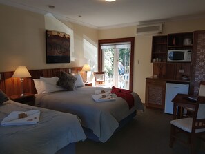 Chambre triple | Décor unique, ameublement unique, fer et planche à repasser