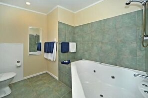 Jetted bathtub - A'la Vista Motel (Palmerston North)