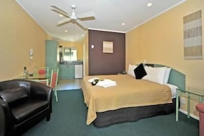 32-inch flat-screen TV with cable channels, TV, DVD player - A'la Vista Motel (Palmerston North)