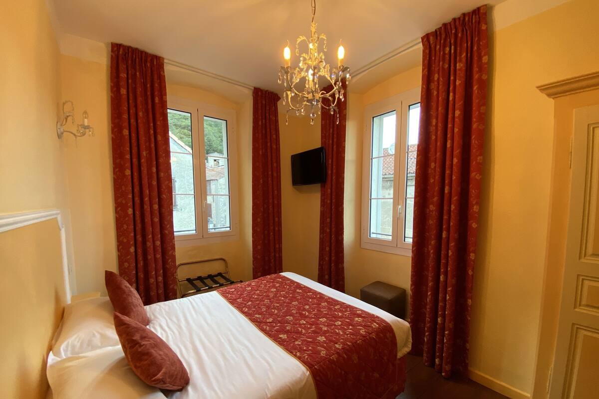 Family Room | In-room safe, desk, soundproofing, iron/ironing board