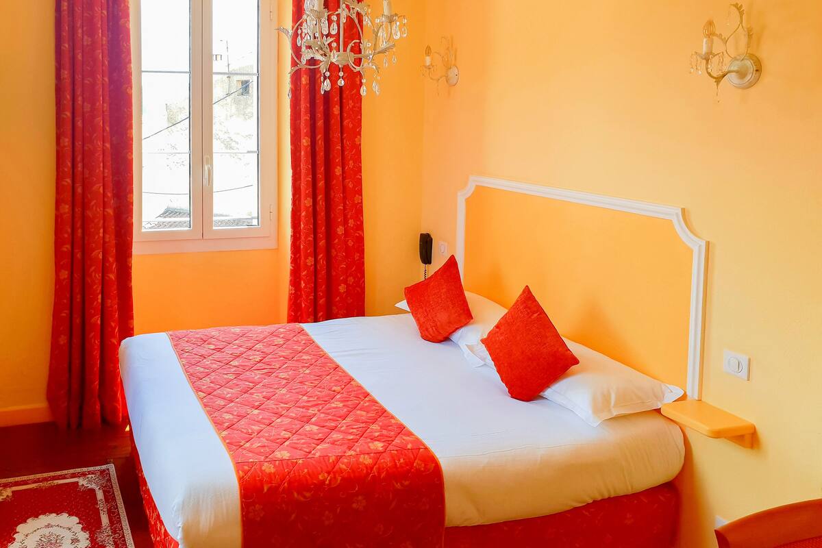 Classic Double Room | In-room safe, desk, soundproofing, iron/ironing board