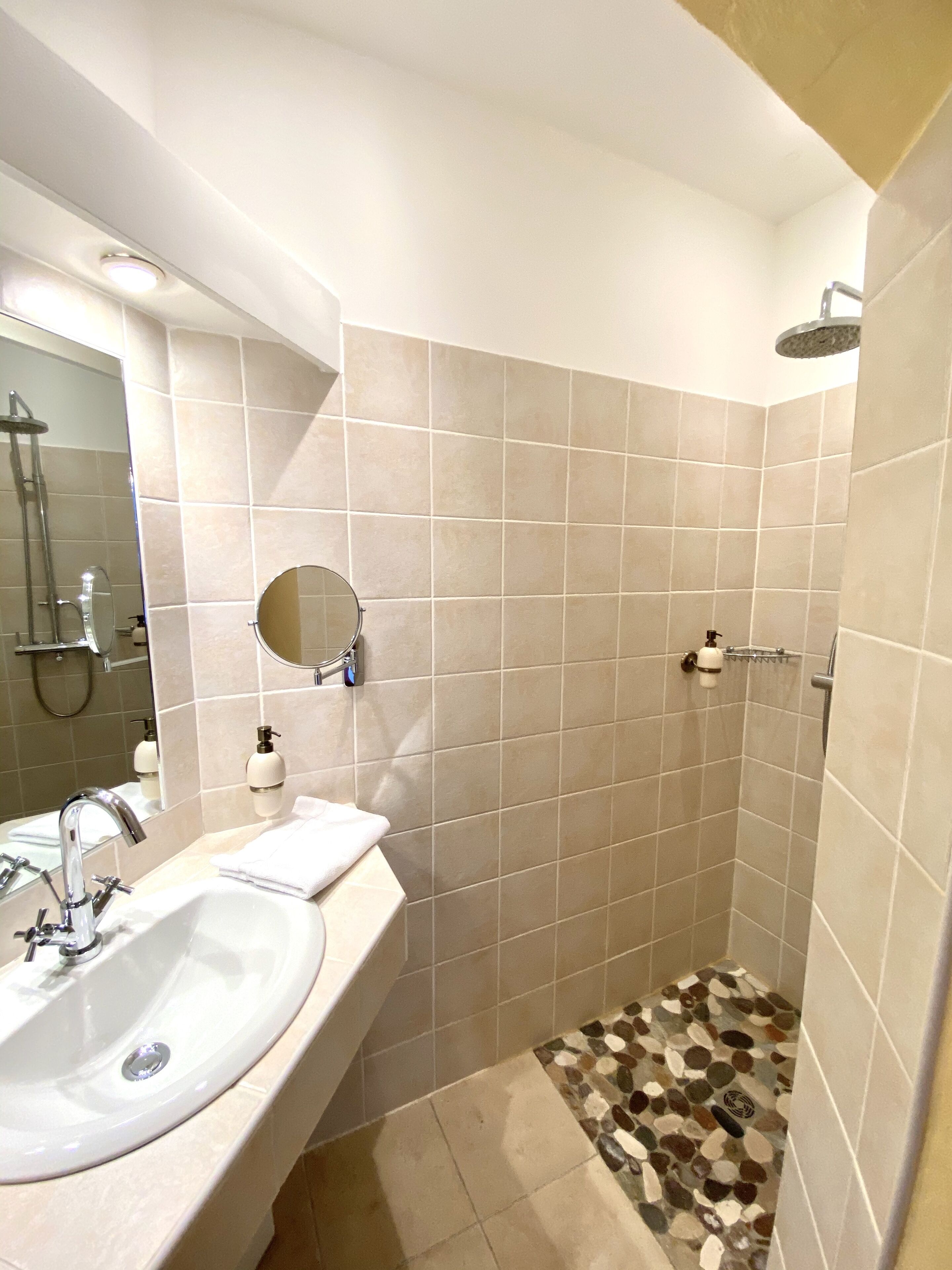 classic double room | bathroom | shower, free toiletries, hair dryer, towels