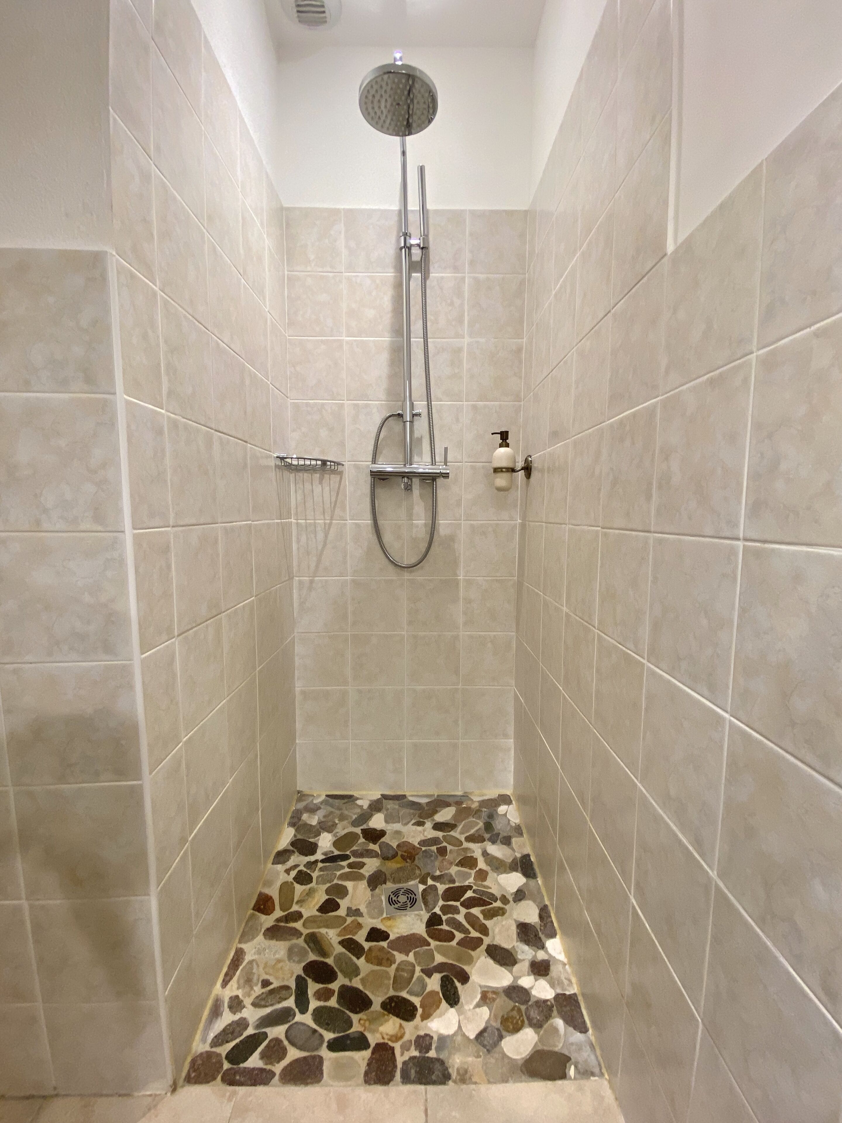 classic double room | bathroom | shower, free toiletries, hair dryer, towels