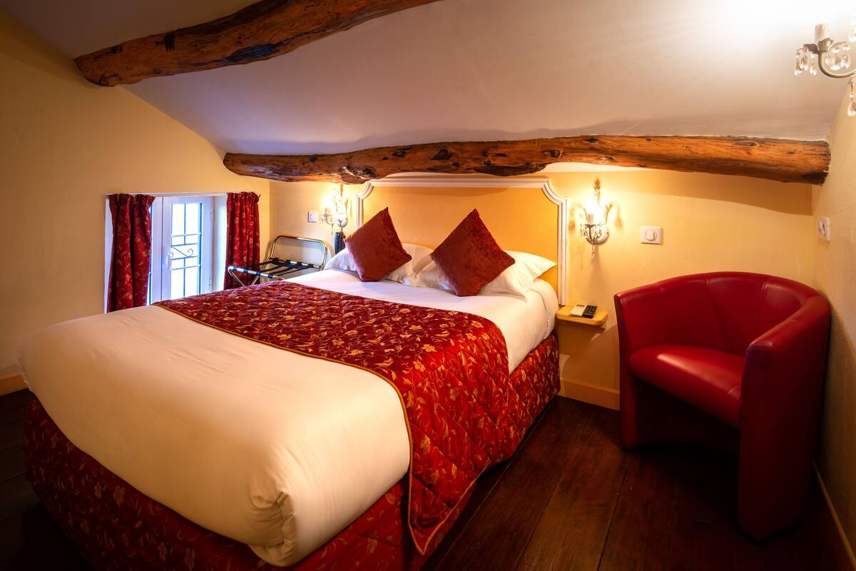 quadruple room | in-room safe, desk, soundproofing, iron/ironing board