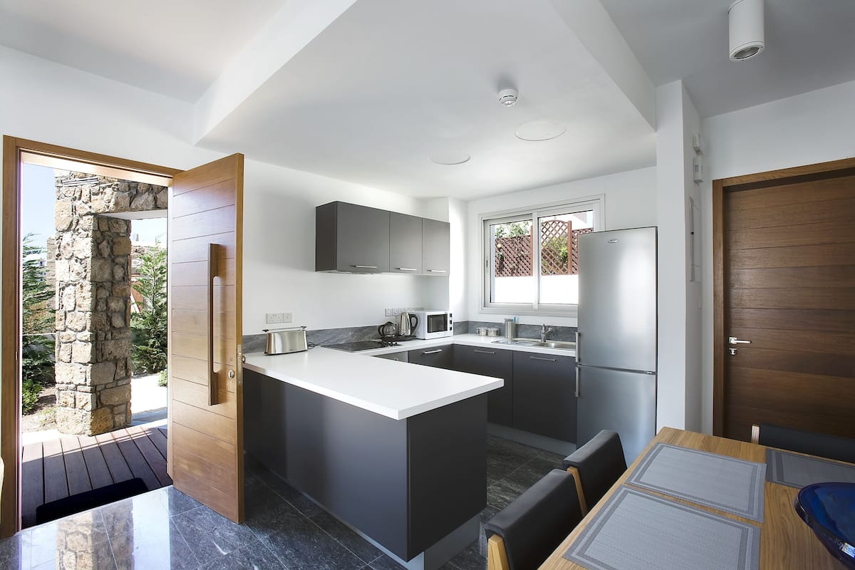 villa, 1 bedroom (indigo ) | private kitchen | fridge, microwave, oven, stovetop