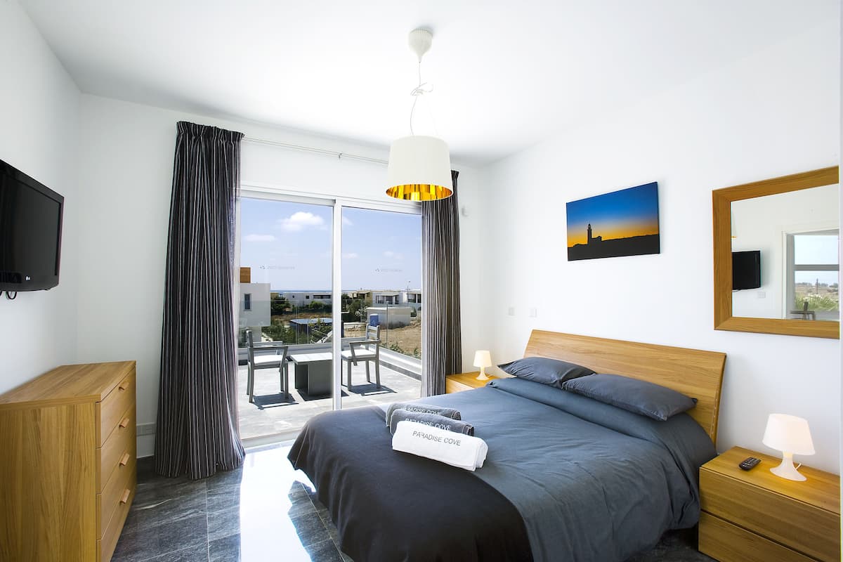 in-room safe, iron/ironing board, free wifi, bed sheets