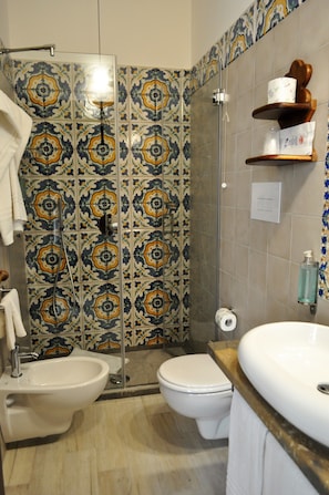 Quadruple Room | Bathroom | Shower, free toiletries, hair dryer, bidet
