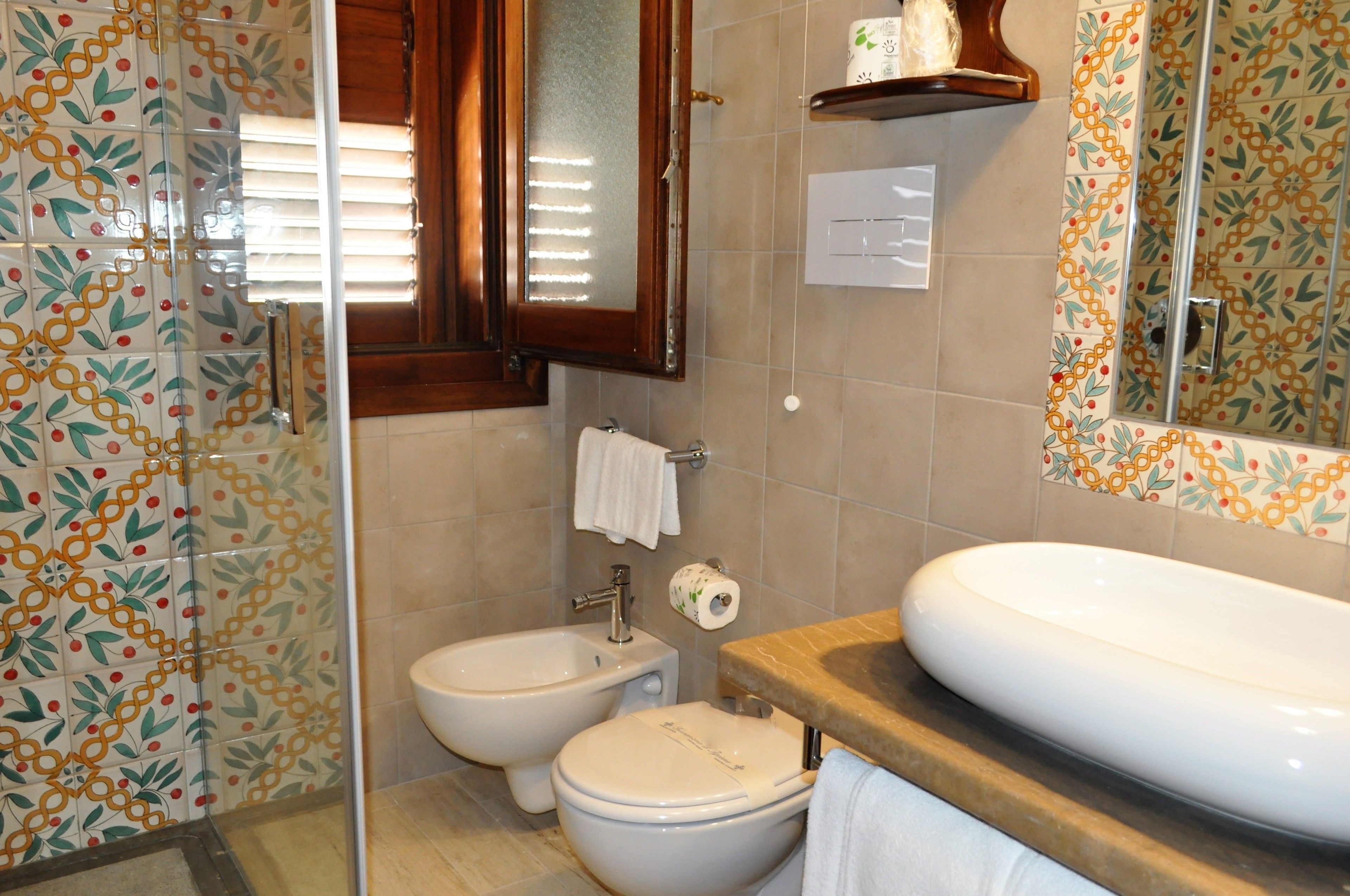 Chambre Double | Salle de bain | Douche, articles de toilette gratuits, sèche-cheveux, bidet