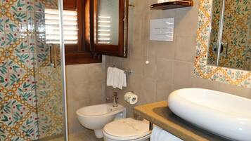 Chambre Double | Salle de bain | Douche, articles de toilette gratuits, sèche-cheveux, bidet