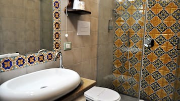 Shower, free toiletries, hair dryer, bidet