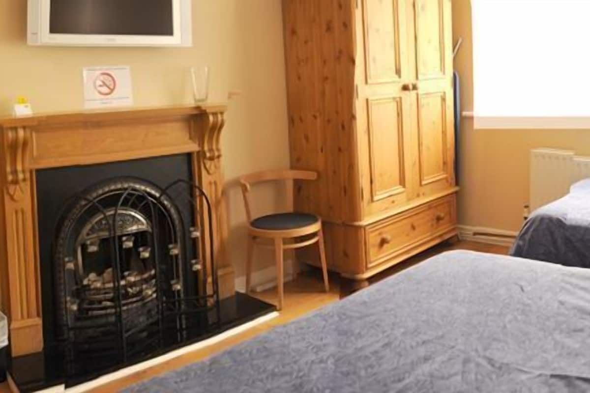 Kamer, 1 twee- of 2 eenpersoonsbedden | Lakens van Egyptisch katoen, hypoallergeen beddengoed, een bureau