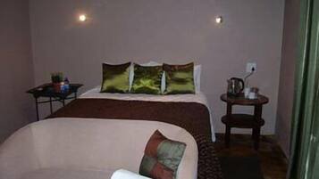 Minibar, in-room safe, desk, iron/ironing board