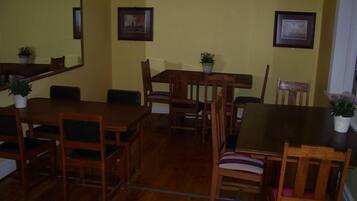 Free daily English breakfast