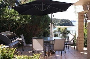 Outdoor dining - Bay of Islands Beachhouse (Paihia)