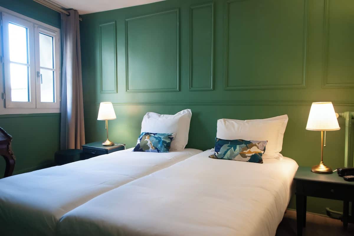 Premium bedding, iron/ironing board, free WiFi, bed sheets