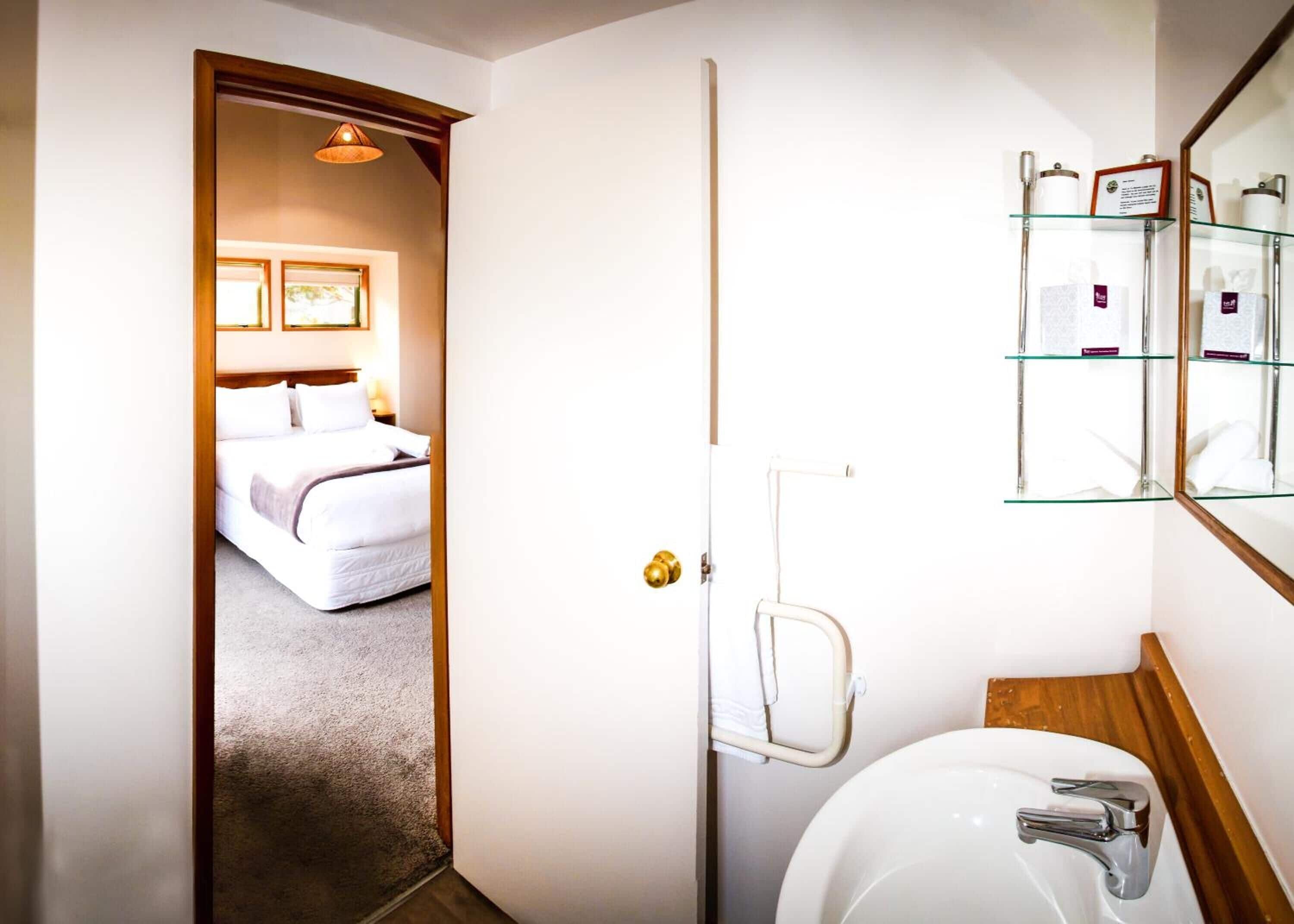 Dusj, hårføner og håndklær