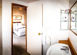 淋浴设施、吹风机、毛巾