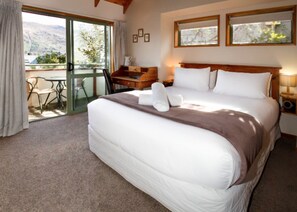 In-room safe, desk, iron/ironing board, free WiFi - Te Wanaka Lodge (Wanaka)