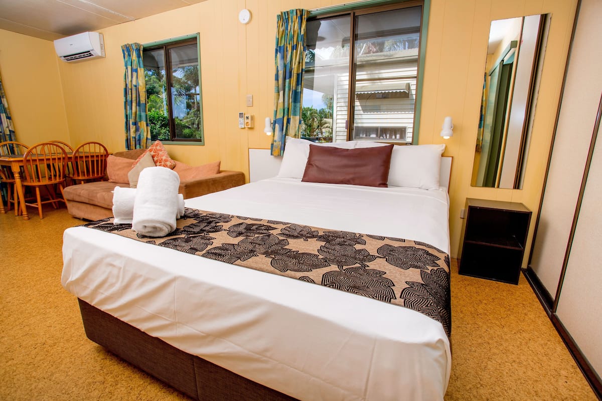 Economy Cabin - Sleeps 4 | Premium bedding, iron/ironing board, free WiFi, bed sheets