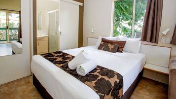 Economy Studio Cabin | Premium bedding, iron/ironing board, free WiFi, bed sheets