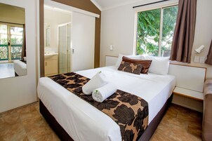 Economy Studio Cabin | Premium bedding, iron/ironing board, free WiFi, bed sheets