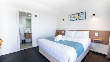 1 habitación, escritorio y espacio para trabajar con laptop