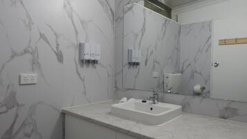 Basic-Doppelzimmer (Poolside) | Badezimmer | Dusche, Regendusche, kostenlose Toilettenartikel, Haartrockner
