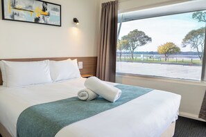 Executive Queen Bayview | 1 bedroom, desk, laptop workspace, blackout drapes
