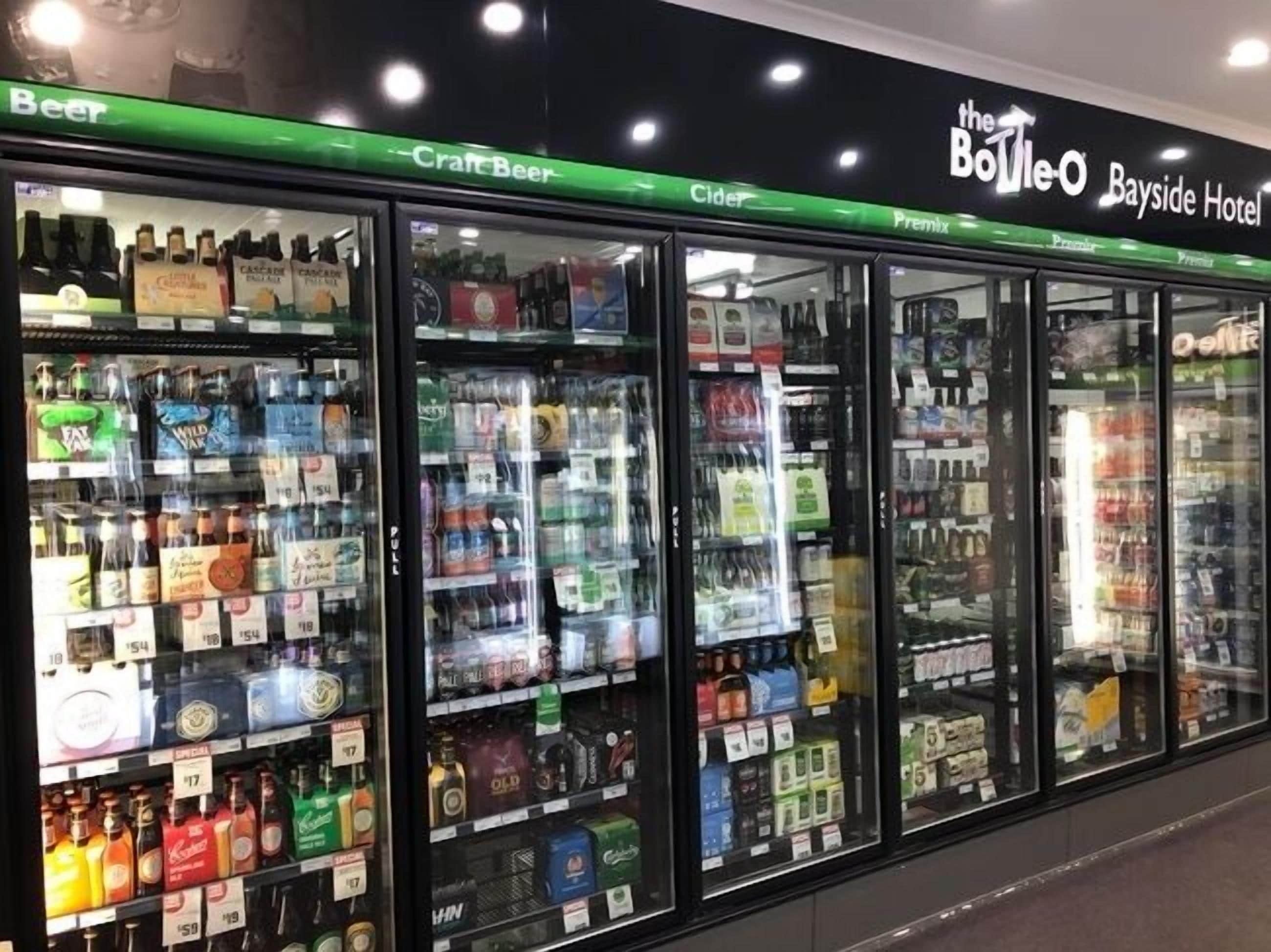Een gekoelde vitrine in een hotel met diverse dranken en alcoholische versnaperingen.