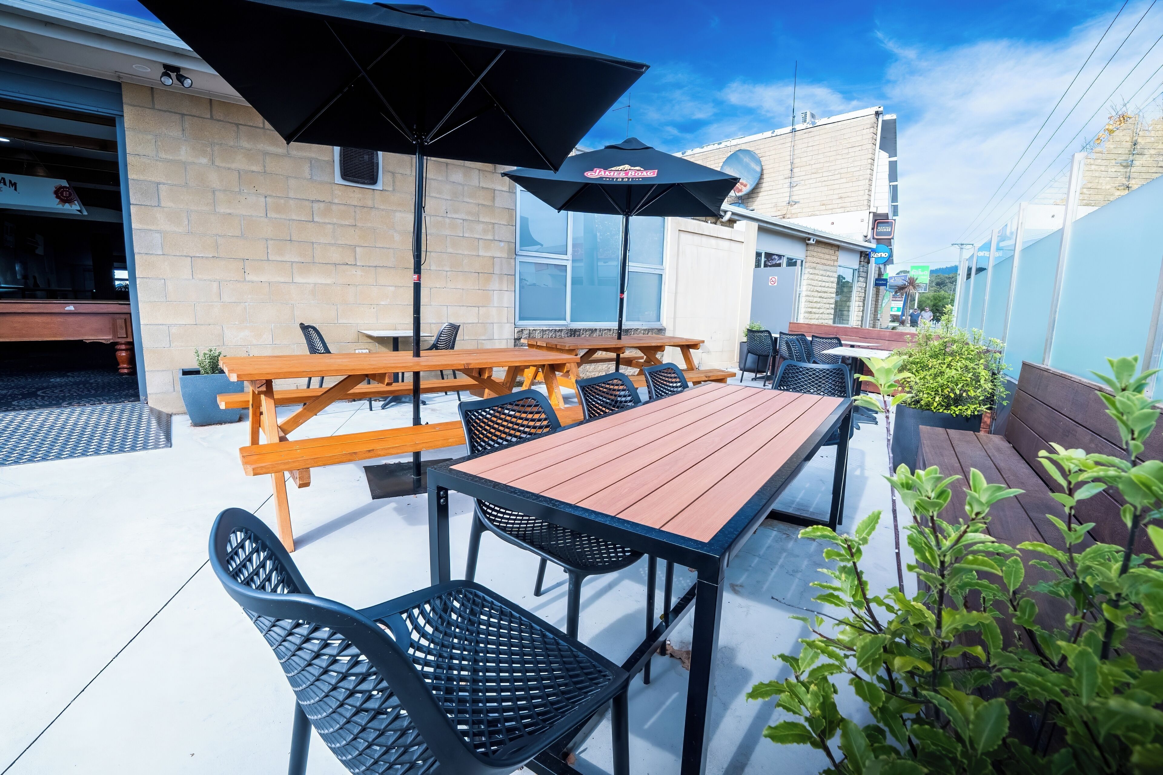 2 bars/lounges, sports bar