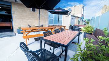 2 bars/lounges, sports bar