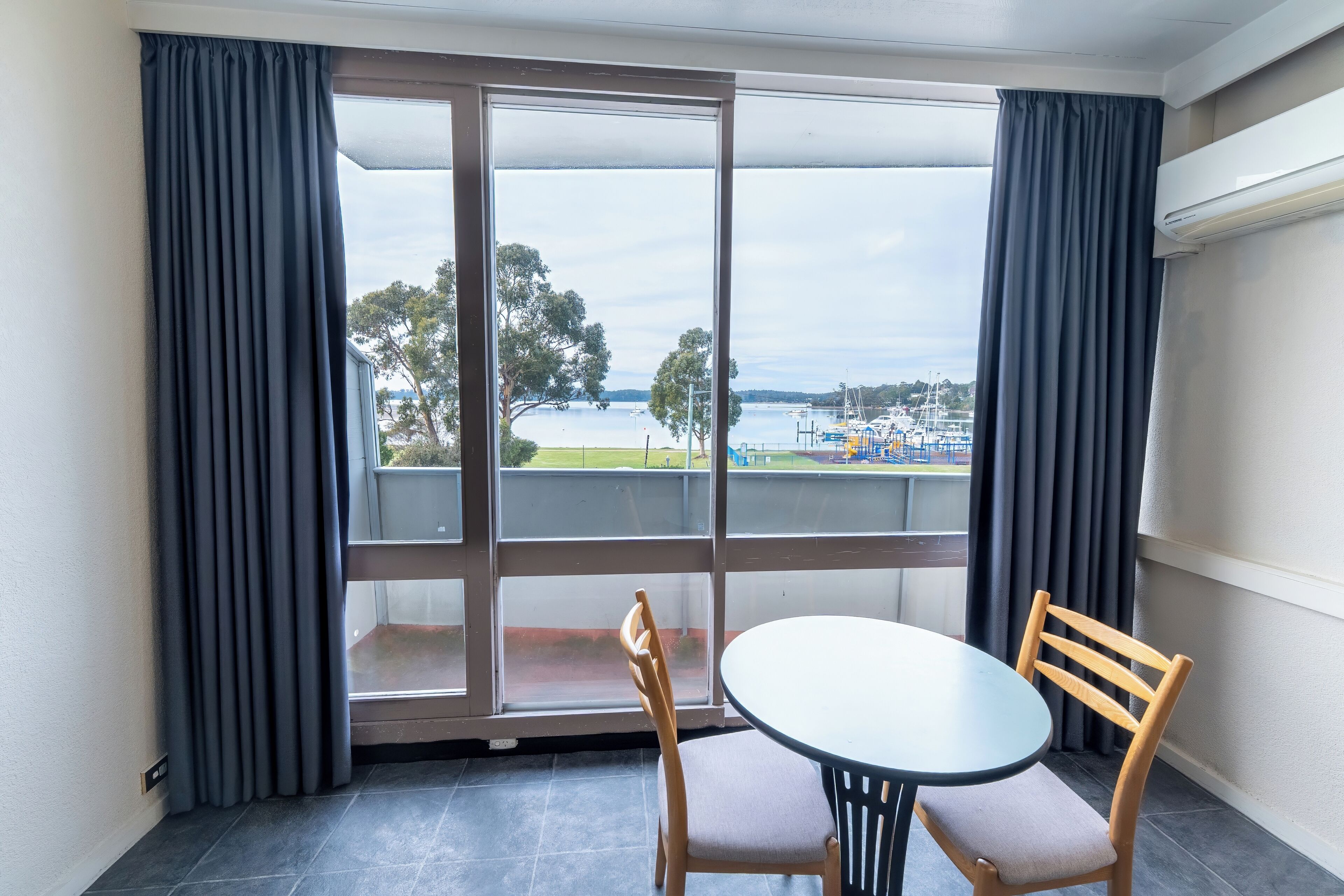 スーペリア ルーム キングベッド 1 台 オーシャンビュー | 1 室のベッドルーム、デスク、ノートパソコン用作業スペース、遮光カーテン