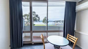 Superior-Zimmer, 1 King-Bett, Meerblick | 1 Schlafzimmer, Schreibtisch, laptopgeeigneter Arbeitsplatz