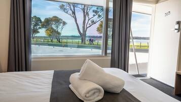 Executive Queen Bayview | 1 bedroom, desk, laptop workspace, blackout drapes