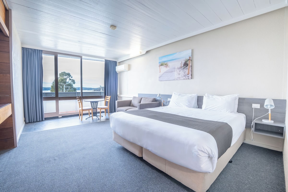 Superior King Bayview | 1 bedroom, desk, laptop workspace, blackout drapes