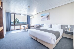 Quarto superior, 1 cama King, vista para o oceano | 1 quarto, escrivaninha, espaço de trabalho para notebook