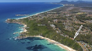 Ein Luftbild einer Küstenregion mit beschrifteten Stränden, darunter Lighthouse Beach, Miners Beach und Shelly Beach.