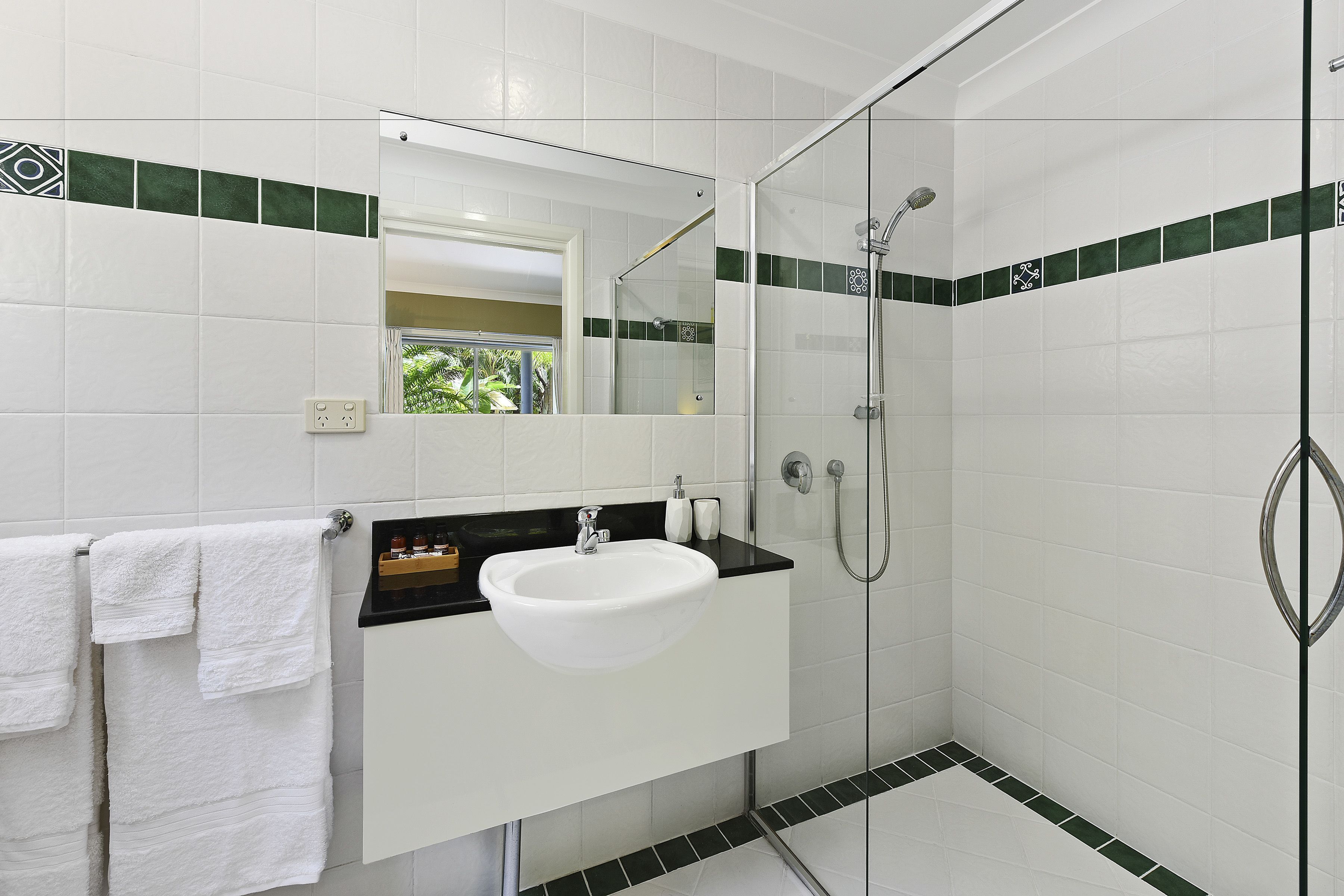 Een hydromassagedouche, gratis toiletartikelen, een haardroger