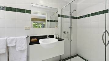 Douche hydromassante, articles de toilette gratuits, sĂšche-cheveux