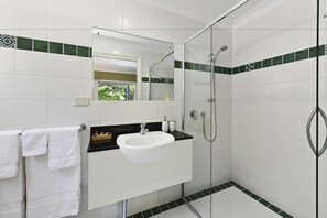 Capçal de dutxa d'hidromassatge i articles de tocador gratuïts 