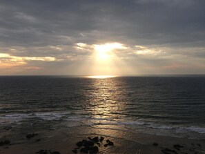 Beach nearby, beach towels - Azura Beach House B&B (Port Macquarie)