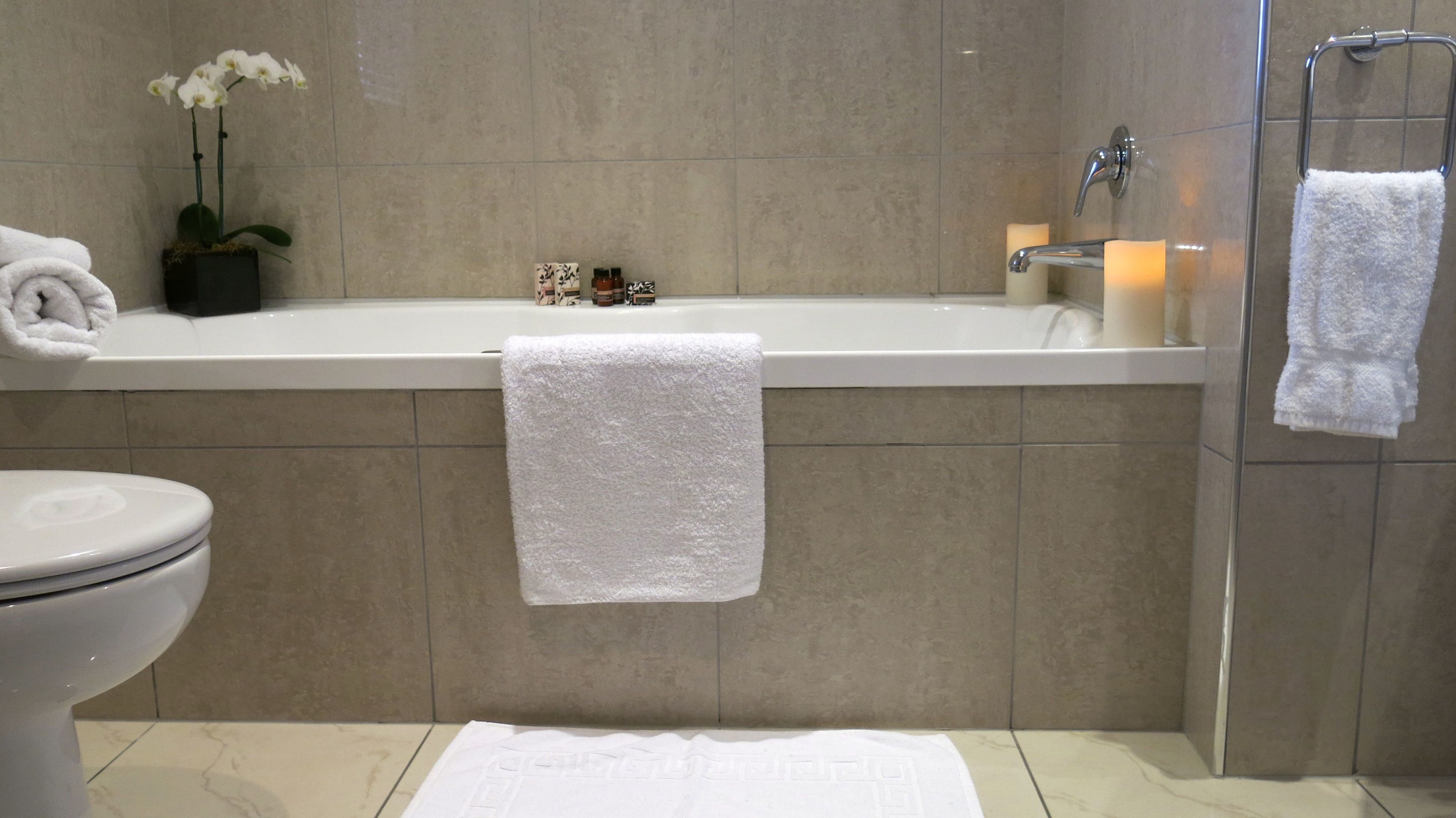 Un baño moderno con bañera, inodoro y ducha.
