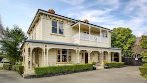 A two-story building with a balcony and a covered porch. - Merivale Manor (Christchurch)