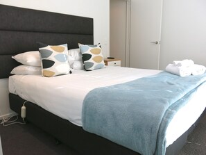 Townhouse Apartment, 3 Bedrooms | Desk, iron/ironing board, free WiFi, bed sheets - Merivale Manor (Christchurch)