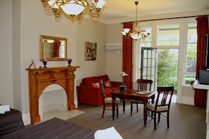 Escritorio, tabla de planchar con plancha, wifi gratis y ropa de cama 