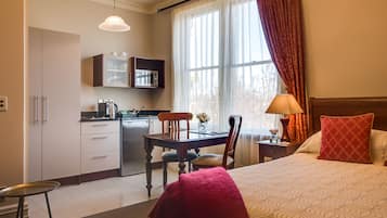 Suite estudio junior (Manor) | Escritorio, tabla de planchar con plancha, wifi gratis y ropa de cama