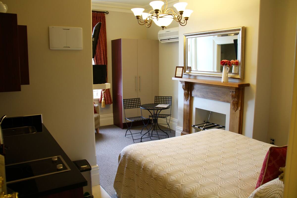 Suite studio Deluxe (Manor Small) | Bureau, fer et planche à repasser, accès au Wi-Fi (inclus)