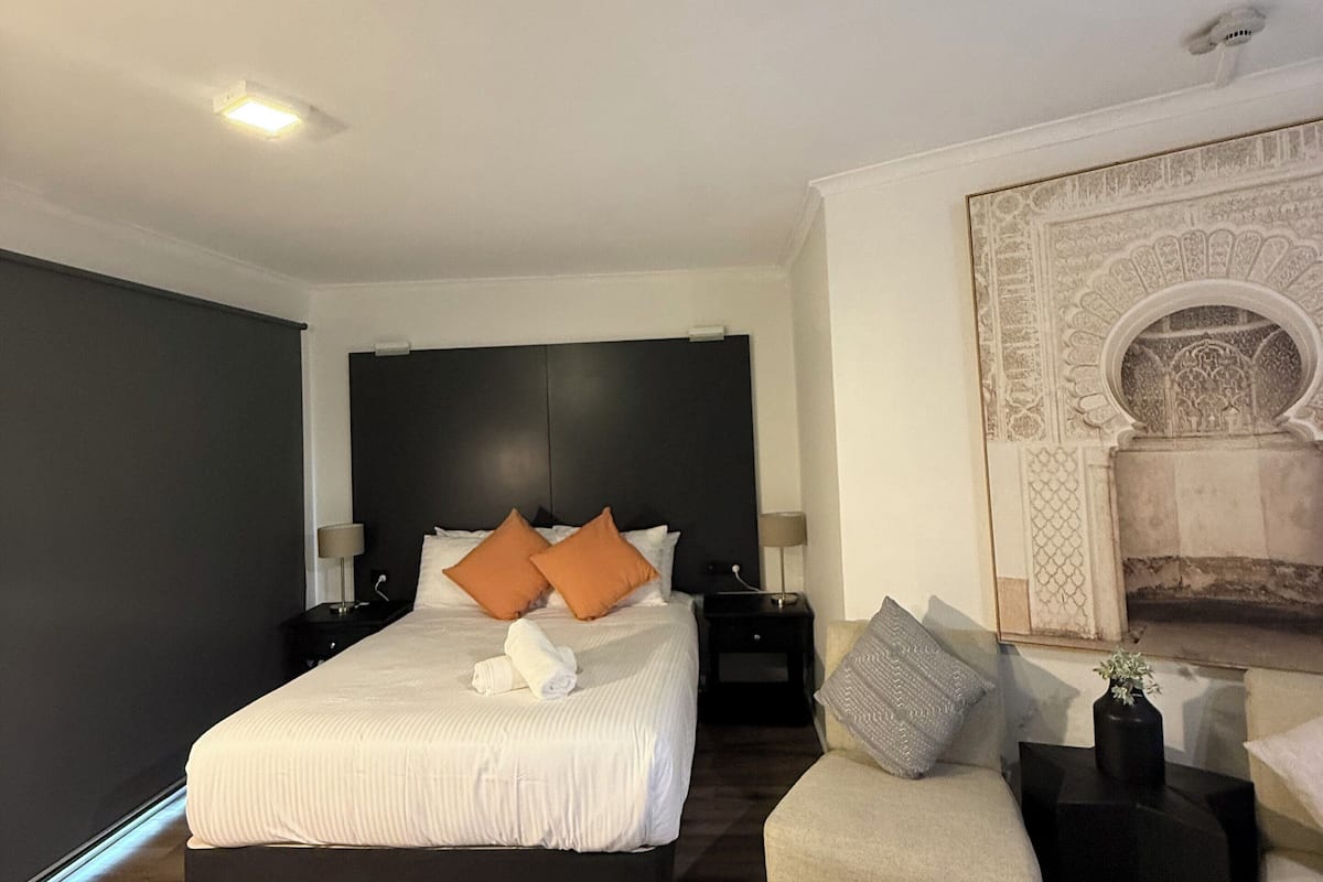 1 bedroom, Tempur-Pedic beds, desk, laptop workspace